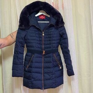 Elegant Black Puffer Jacket with Faux Fur Hood